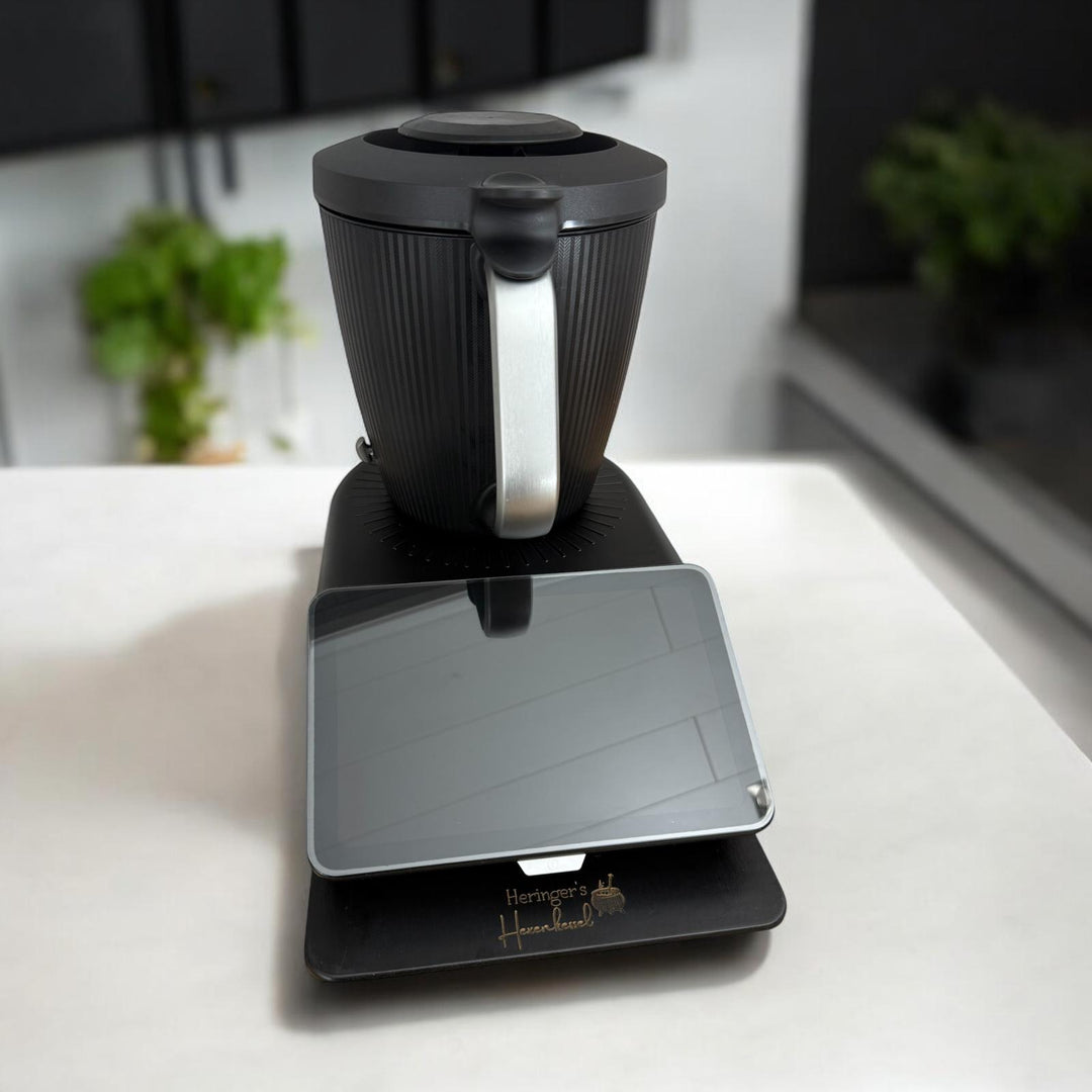 Das schwarze fitgemixt Gleitbrett für Thermomix®* TM7-Modelle bietet dir einen sicheren Halt und kann direkt hier im Shop online bestellt werden.