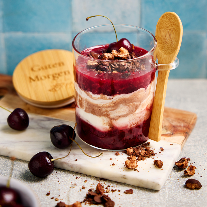 Schwarzwälder-Kirsch-Glas im fitgemixt Löffelglas aus Rezeptbuch "Let’s break fast" erhältlich auf fitgemixt.de