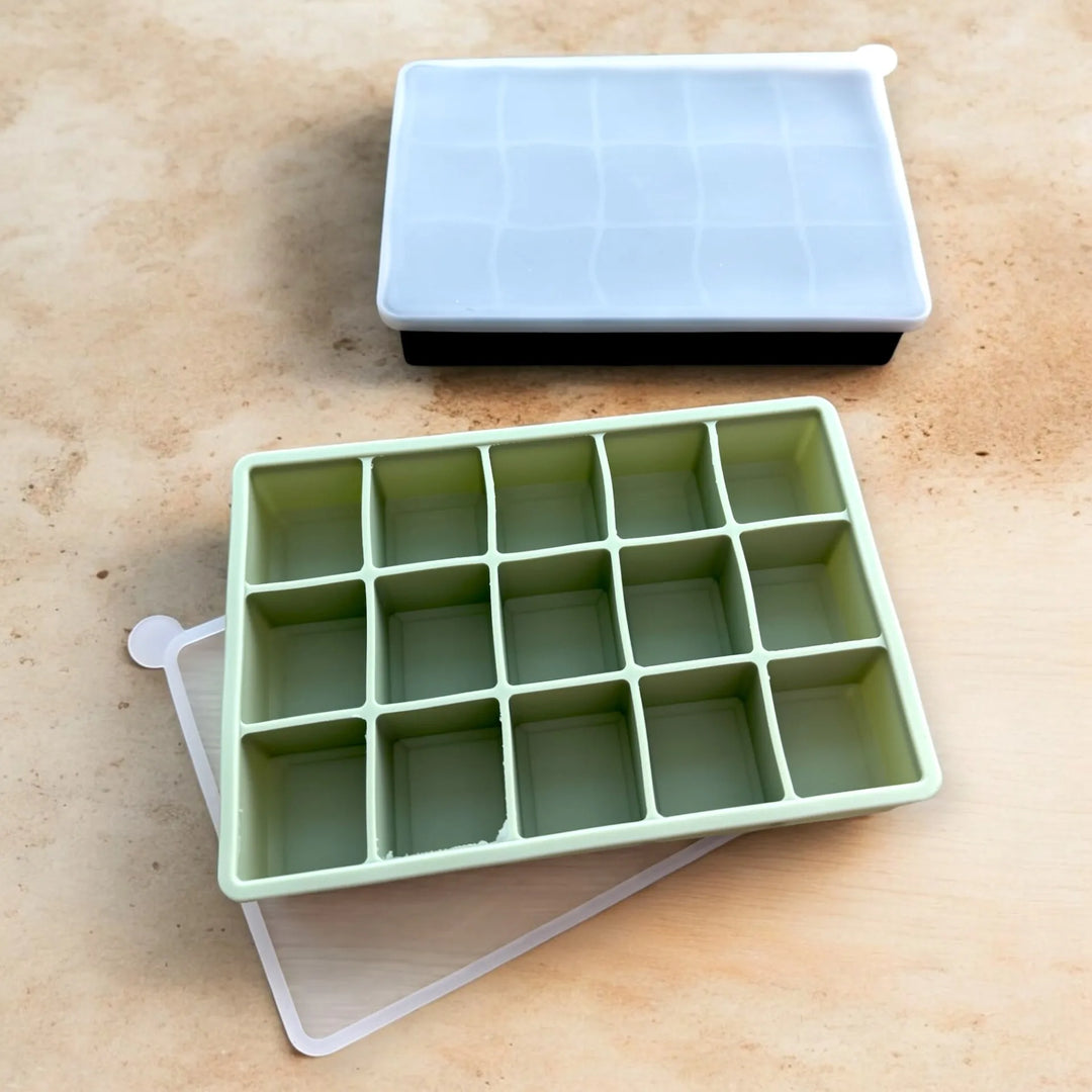 Silikon Eiswürfelbehälter mit Deckel – hochwertige und flexible Form zum Einfrieren von Eiswürfeln, Kräutern oder Babynahrung von fitgemixt