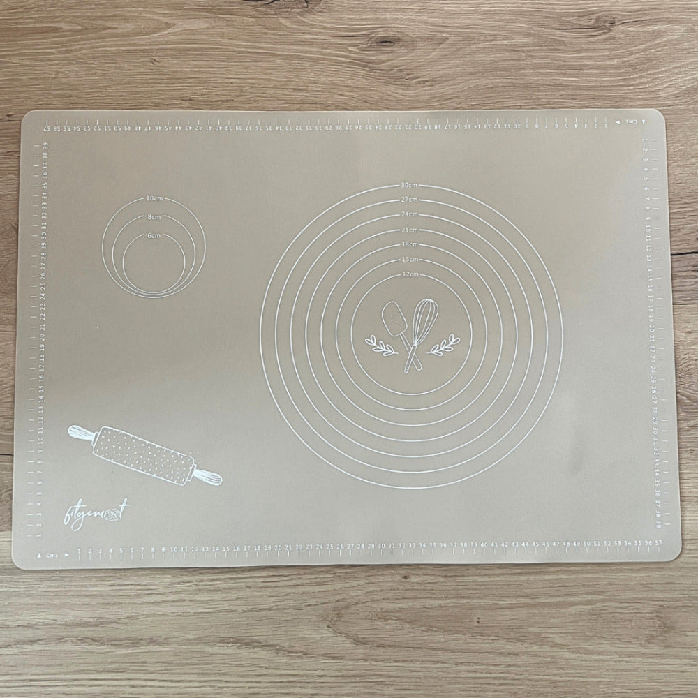 Leere fitgemixt Silikonbackmatte mit Maßangaben und Backutensilien-Illustrationen.