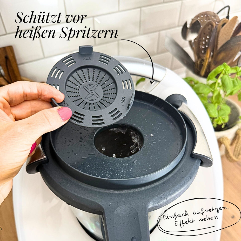 So einfach lässt sich der FitSchutz Spritzschutz auf Thermomix®* aufsetzen – kompatibel mit TM5*, TM31* und Monsieur Cuisine*