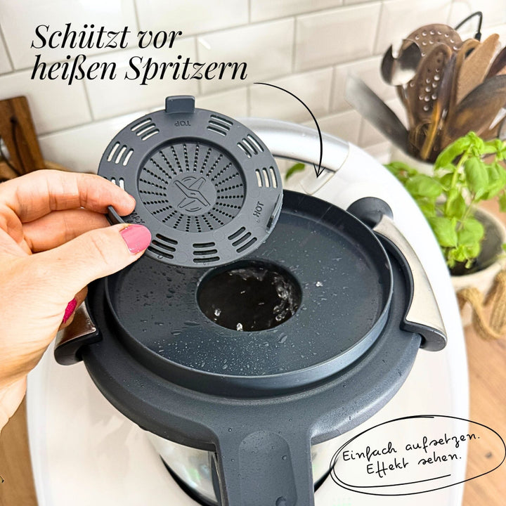 So einfach lässt sich der FitSchutz Spritzschutz auf Thermomix®* aufsetzen – kompatibel mit TM5*, TM31* und Monsieur Cuisine*