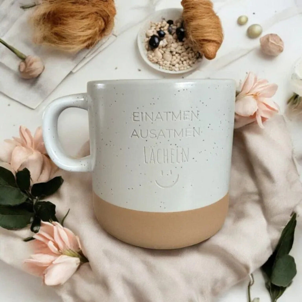 Tasse mit Gravur individuell nach Kundenwunsch, wie hier mit "Ella" und Blumenmotiv – personalisiert im fitgemixt Shop bestellen