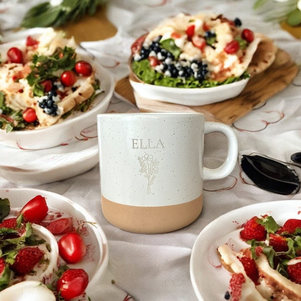 Tasse mit Gravur individuell nach Kundenwunsch, wie hier mit "Ella" und Blumenmotiv – personalisiert im fitgemixt Shop bestellen