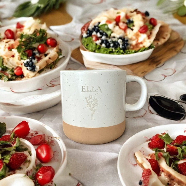 Tasse mit Gravur individuell nach Kundenwunsch, wie hier mit "Ella" und Blumenmotiv – personalisiert im fitgemixt Shop bestellen