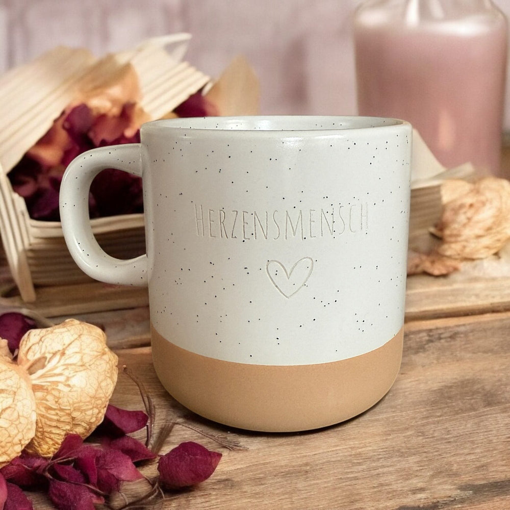 Tassen mit Gravur online bestellen im fitgemixt Shop! Keramiktasse mit Gravur "HERZENSMENSCH" und Herzsymbol und viele weitere Motive