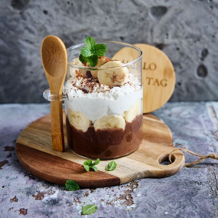 Teelöffel-Glas mit Halterung und Bambusdeckel – praktisches Dessertglas für Banana-Creme oder Overnight-Oats bei fitgemixt bestellen