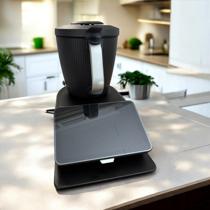 Als Thermomix®* Brett in schwarz dient das Fitgemixt-Gleitbrett prima als stabile Unterlage für den Küchenhelfer und ist ab sofort hier im Shop verfügbar.