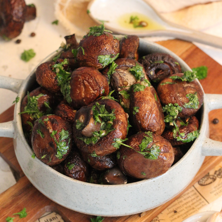 Gebackene Champignons mit Knoblauchmarinade – köstliches Thermomix®* Buffet-Rezept aus dem Kochbuch „Gemeinsam genießen“ – jetzt im Fitgemixt Shop kaufen.