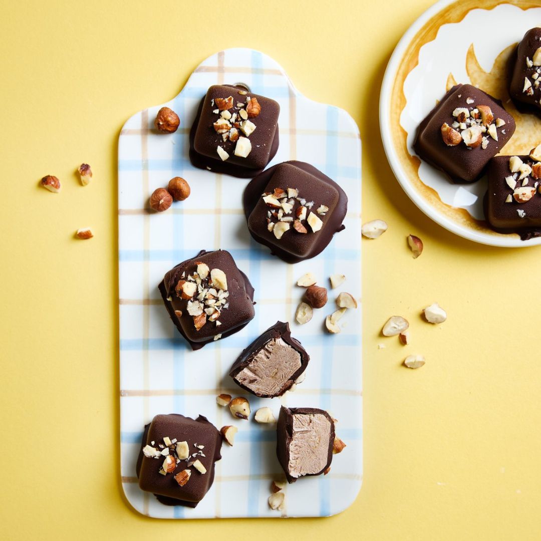 Nuss-Schoko-Stieleis – perfekt gemixt mit deinem TM5: das beliebteste Thermomix®* TM5®* Eis-Rezept jetzt testen.