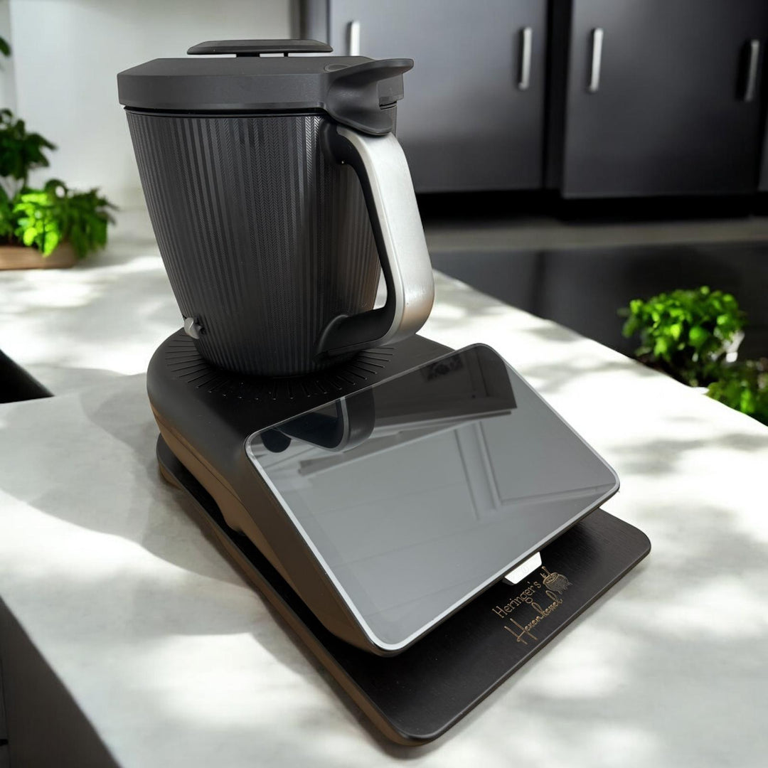Das fitgemixt-produzierte Thermomix®* TM7 Gleitbrett in schwarz ermöglicht ein einfaches Bewegen des Geräts und kann hier online bestellt werden.
