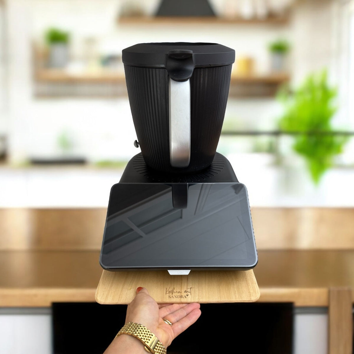 Thermomix®* TM7 bequem verschieben mit einem Gleitbrett aus Eichenholz - zu kaufen hier bei fitgemixt