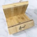 Kochbuchhalter aus Bambus: Die perfekte Lösung für die Organisation deiner Rezepte Kochbuchhalter aus Holz mit fitgemixt Logo erhältlich im fitgemixt Onlineshop.