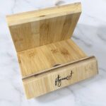 Kochbuchhalter aus Holz mit fitgemixt Logo erhältlich im fitgemixt Onlineshop.