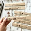 Graviertes Einschulungsgeschenk 2022 Lineal aus Holz mit Lasergravur Name, süßem Motiv & Motivationsspruch Messlänge 20 cm