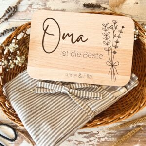 Frühstücksbrettchen mit Gravur OMA ist die Beste und Namen personalisiert - Frühstücksbrett 22 x 12 cm – fitgemixt.de