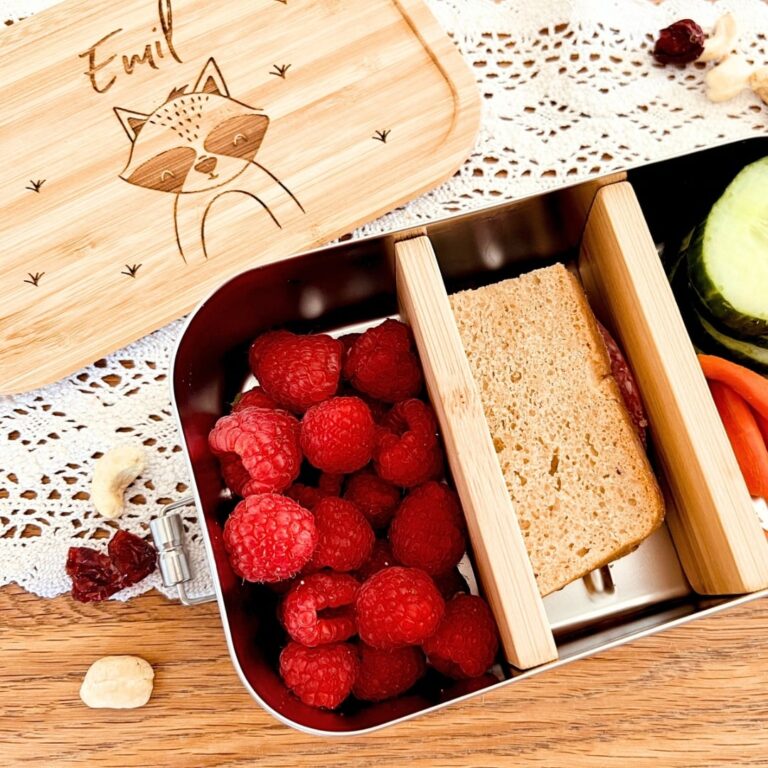 Lunchbox mit Fächern gesucht? Unsere personalisierbare Lunchbox kann ganz einfach mit einer oder zwei Fächern versehen werden, um unterschiedliche Lebensmittel zu transportieren. Bestellbar im fitgemixt Onlineshop.