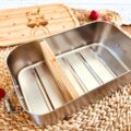 Unsere personalisierbare Lunchbox mit Trennwand ist perfekt, um unterschiedliche Lebensmittel zu transportieren. Bestellbar im fitgemixt Onlineshop.