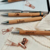 Nachhaltiger personalisierbarer Bambus-Kugelschreiber im fitgemixt Onlineshop erhältlich