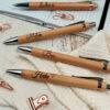 Bambuskugelschreiber mit Gravur ideal als nachhaltiges Geschenk . Personalisierter und nachhaltiger Bambuskugelschreiber hier gestalten