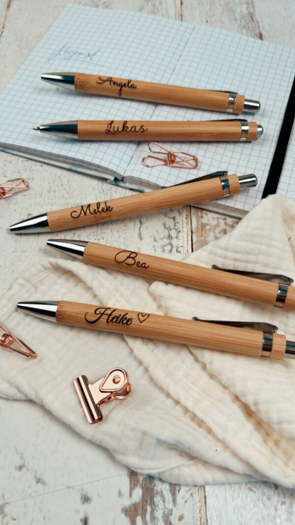 Bambuskugelschreiber mit Gravur ideal als nachhaltiges Geschenk . Personalisierter und nachhaltiger Bambuskugelschreiber hier gestalten
