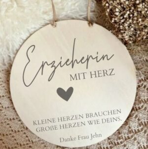 Das Holzschild GESCHENK ERZIEHERIN wird von uns mit Liebe zum Detail graviert | fitgemixt Dekoshop