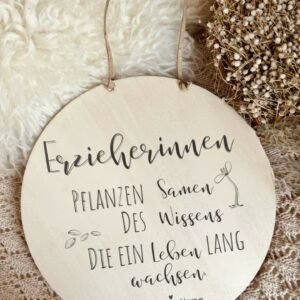 Die Holzschilder GESCHENKE FÜR ERZIEHERINNEN werden von uns mit Liebe zum Detail graviert | fitgemixt Dekoshop