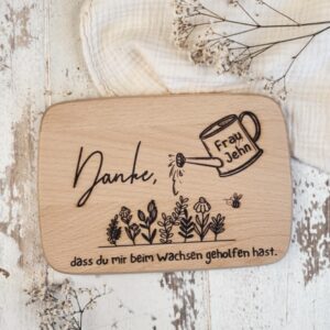 Frühstücksbrett als Geschenk für Tagesmutter gefertigt aus Holz mit individueller Gravur by fitgemixt. Jetzt personalisieren und bestellen.