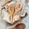 Bambus Haarbürste mit Name personalisiert: Diese Haarbürste ist mit einem Namen bedruckt. Sie ist ein tolles Geschenk für jeden, der seinen Namen gerne zeigt. Die Bürste ist aus hochwertigem Material gefertigt und ist langlebig.