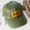 Personalisierbare grüne Baumwoll-Baseball-Cap mit Lederpatch und eigenem Motiv hier im fitgemixt Onlineshop gestalten und bestellen