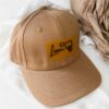 Braune personalisierte Basecap aus Baumwolle mit individuellem Lederpatch-Design hier im fitgemixt Onlineshop gestalten und bestellen