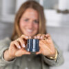 fitdampfer.jpg: Frau hält den FitDampfer – das Dampfgar-Zubehör für ein intensiveres Aroma, erhältlich im Shop von fitgemixt.