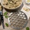 Traditionelles Pelmeni-Formwerkzeug für perfekte russische Teigtaschen – jetzt bequem im fitgemixt Onlineshop erhältlich, ideal für selbstgemachte Pelmeni.