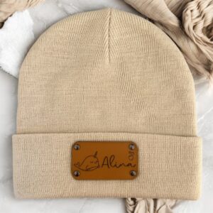 Personalisierte Beanie aus Baumwolle mit individuellem Namensschild – stylische Mütze für Kinder und Erwachsene im fitgemixt Shop