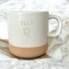 Handgemachte Tasse selber gravieren z. B. mit floralem Motiv – jetzt im fitgemixt Shop kaufen