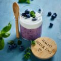 Glas mit Löffel aus Bambus & Gravur nach Wahl Glas mit Löffel und Gravur für Joghurt und Beeren – perfekt als Frühstücksglas oder Geschenkidee bei fitgemixt online entdecken