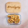 Meal Prepping Boxen aus Glas von fitgemixt mit Mini-Brezeln und graviertem #mealprep-Deckel – ideal zur Aufbewahrung von Snacks, jetzt bei fitgemixt kaufen