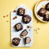 Nuss-Schoko-Stieleis – perfekt gemixt mit deinem TM5: das beliebteste Thermomix®* TM5®* Eis-Rezept jetzt testen.